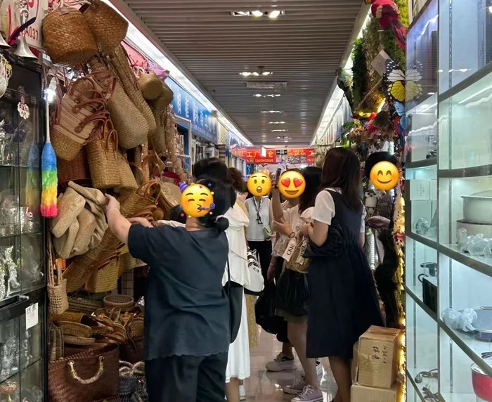 ▲工作日早上10点，一家店铺的门口已经挤满了人。（图/牧羊 摄）