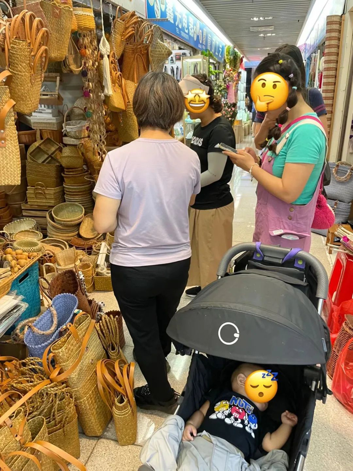 ▲更早的批发市场启蒙，则开始于婴儿车时期。（图/牧羊 摄）