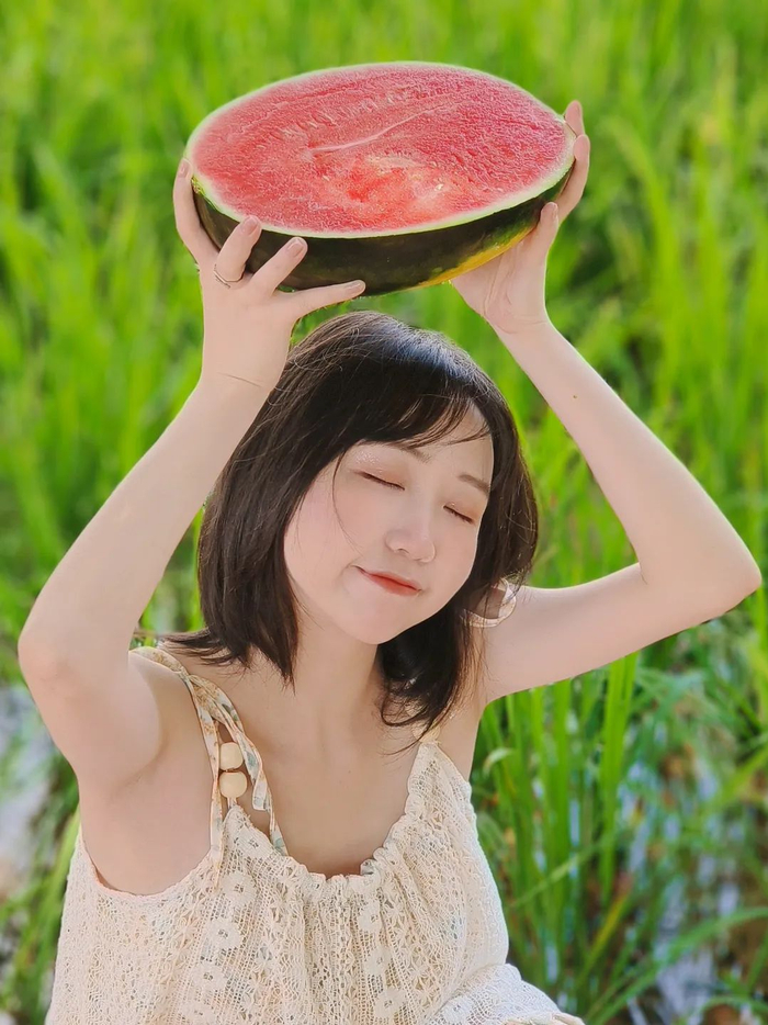 夏日清爽的画面感超舒服~吃西瓜是专属于夏天的快乐呀~举起西瓜拍照