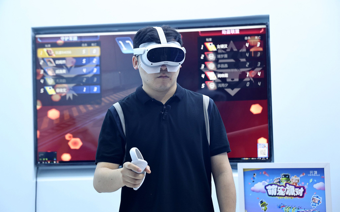 2023年7月29日，上海，游客在ChinaJoy会场体验AI设备。