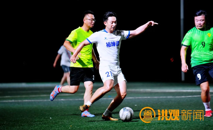 市民正在踢球健身 洪观新闻记者 喻云亮 摄