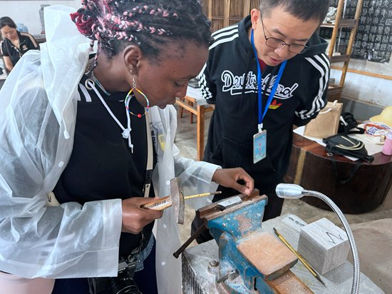     夏雨柔在学刻自己的名字。杨爽/摄