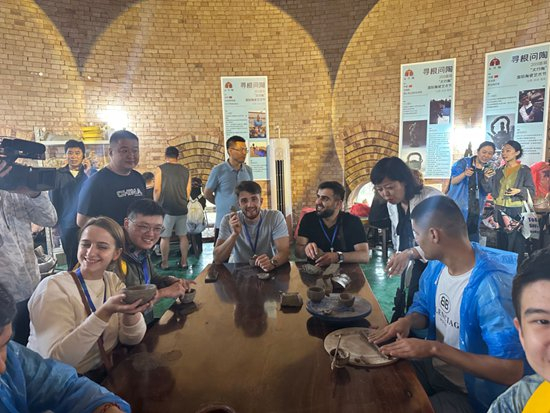     留学生在陶艺作坊亲手制作陶器。王婧/摄