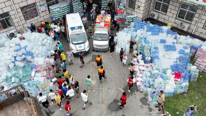 2023年8月4日，河北省涿州安置点，人们正在整理各地驰援而来的物资。