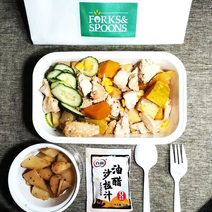 记者花费9.9元购买的轻食餐为当日未售罄食品