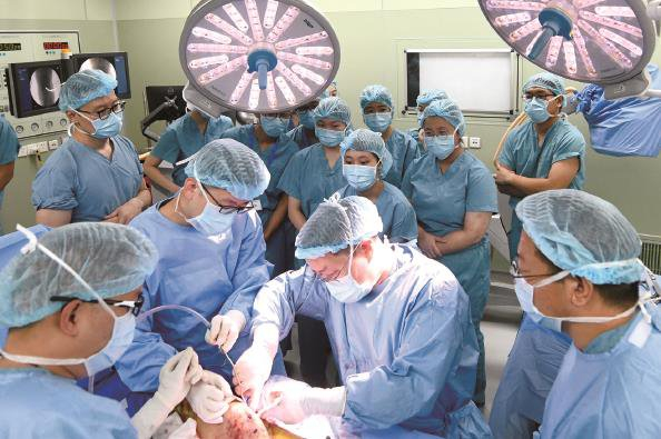             参加瑞金医院医学体验营的小学员们正在骨科手术室聚精会神地观摩一台骨科手术  本报记者  徐程  摄          