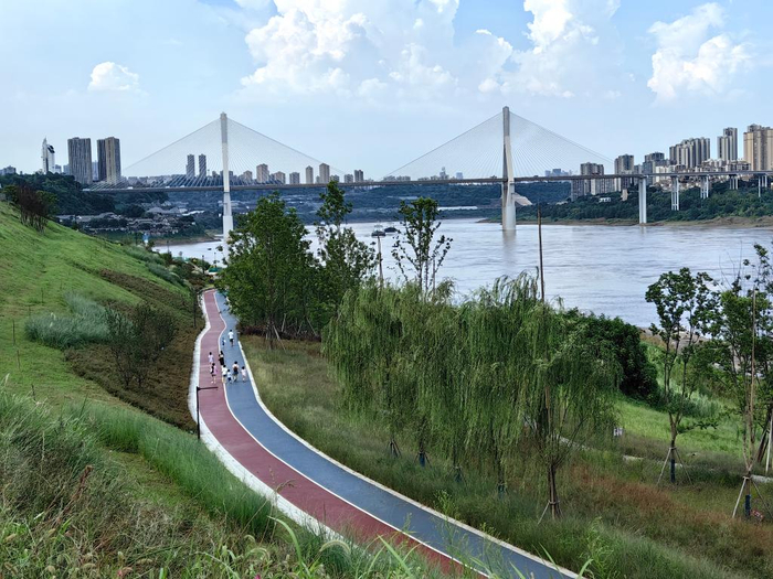 　　市民在风貌治理提升后的长江葛老溪段岸边散步。新华社记者周凯 摄