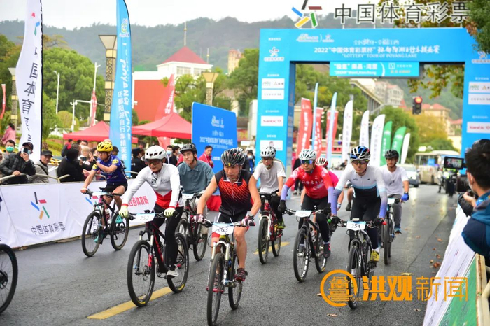 环鄱阳湖自行车精英赛在湾里梅岭举行洪观新闻记者 喻云亮 摄