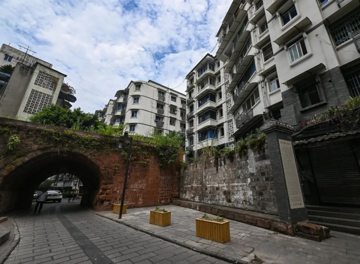 6月30日在四川省乐山市市中区海棠街道拍摄的一处改造后的老旧小区。 王曦摄（新华社）