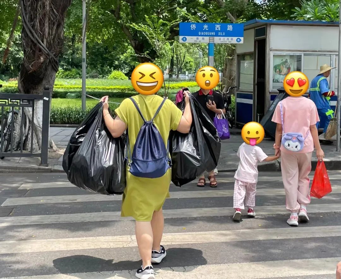 ▲批发市场标配，黑色大塑料袋。（图/牧羊 摄）