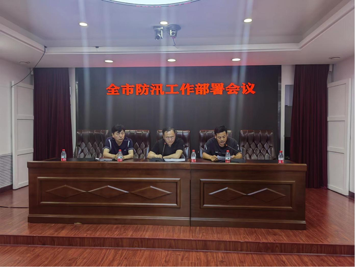 8月3日20时，舒兰市召开防汛工作部署会议，左一为骆旭东。（吉林省舒兰市人民政府办公室供图）