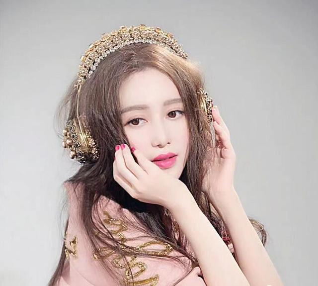 说起来,自从去年1月官宣离婚后,angelababy一心忙碌工作,而黄晓明却