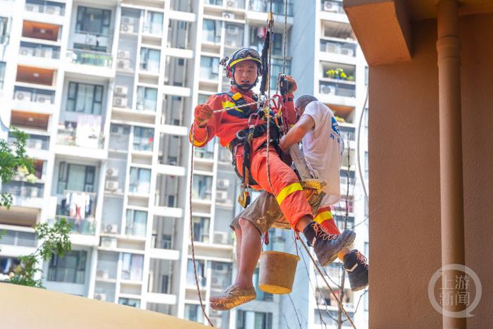惊险！男子高空作业被困22楼外墙 消防员紧急救援