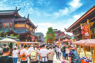 　　方特东方神画主题乐园的步行街上人流如织。