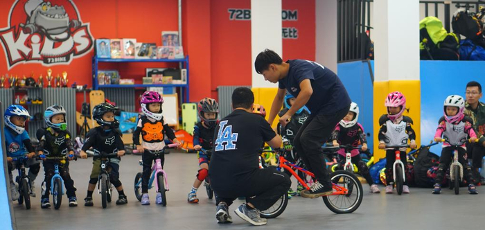 在儿童平衡车俱乐部内，孩子们正在接受平衡车培训。受访者供图。