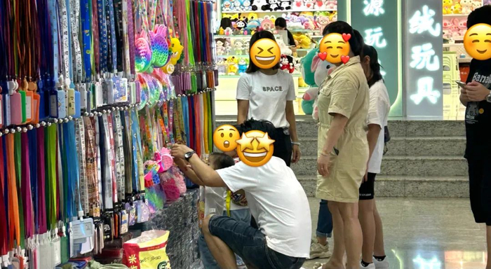 ▲而如今的万菱广场里，亲子购物已经很常见。（图/萱萱 摄）