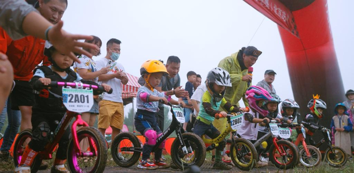 一场儿童平衡车竞赛正准备出发。受访者供图