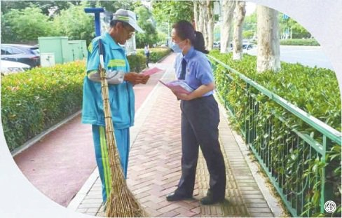 图④:2023年6月,检察官向群众发放相关资料,提醒群众防范新型网络传销。 