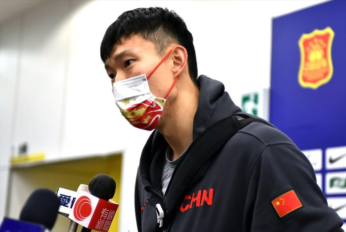 周琦力量再遭抨击!四年前举迷你杠铃,如今举30公斤都痛苦!