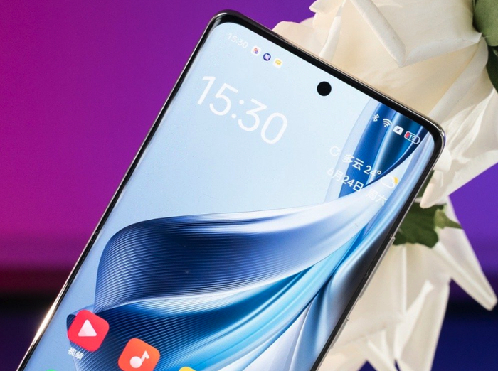 opporeno10正面采用了高素质曲面屏,屏占比达到了93%,即便是下巴也很