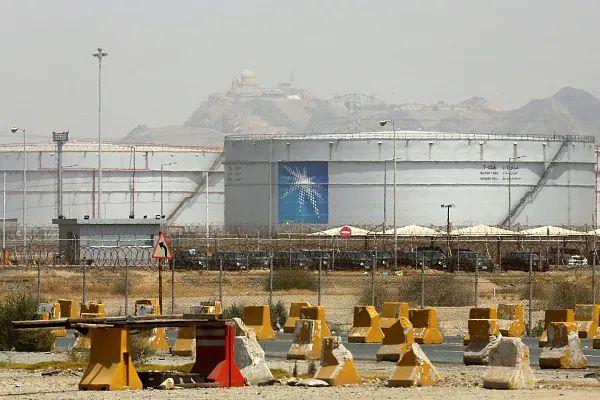 沙特阿拉伯吉达,沙特阿美石油设施北吉达散装工厂的储油罐