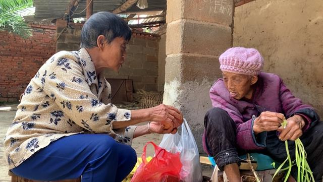 饿一饿可以多活20年?每天到底应该吃两顿饭,还是三顿饭?|血糖|血糖高|水果|卫生院|饥饿感_新浪新闻