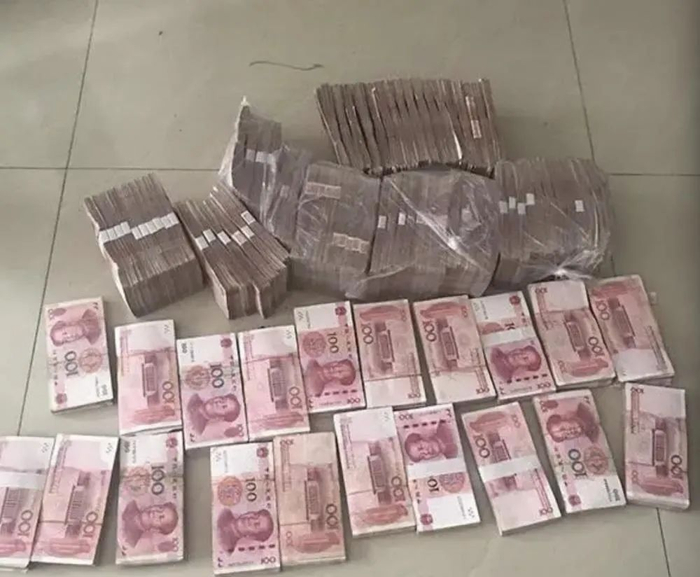 部分涉案现金。/梅州市纪委监委网站