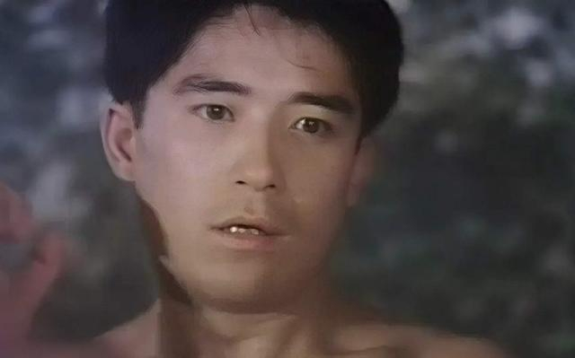 香港知名男星转行做保安谋生,身材胖到不敢认,拍风月片一脱成名
