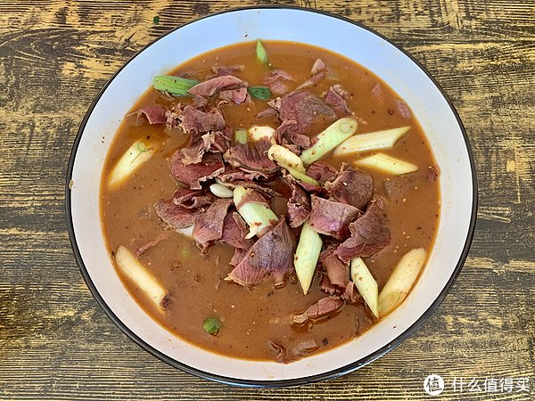 洛阳的县区里面,洛宁县的美食小吃是最多的:蒸肉,酸牛肉,糊卜,凉粉汤