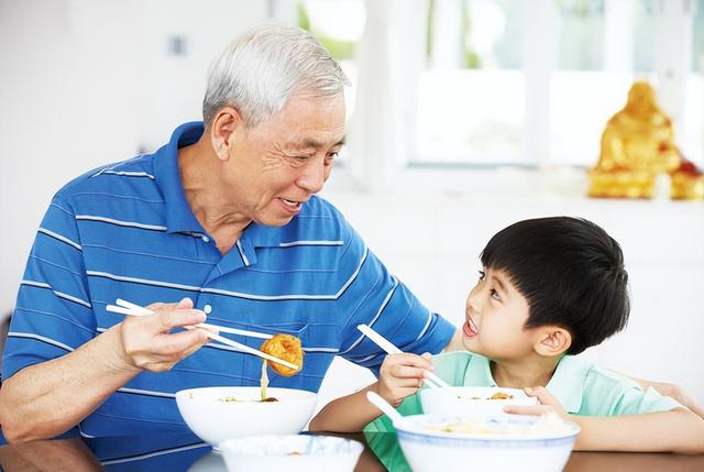 饿一饿可以多活20年?每天到底应该吃两顿饭,还是三顿饭?|血糖|血糖高|水果|卫生院|饥饿感_新浪新闻