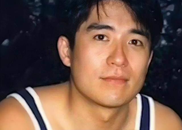 香港知名男星转行做保安谋生,身材胖到不敢认,拍风月片一脱成名|香港|娱乐圈_新浪新闻