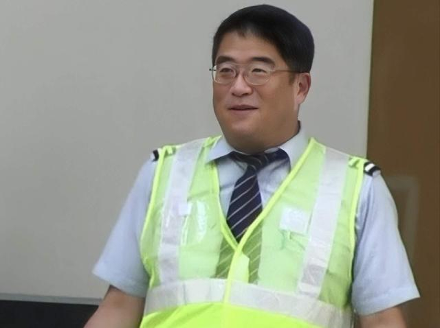 香港知名男星转行做保安谋生,身材胖到不敢认,拍风月片一脱成名