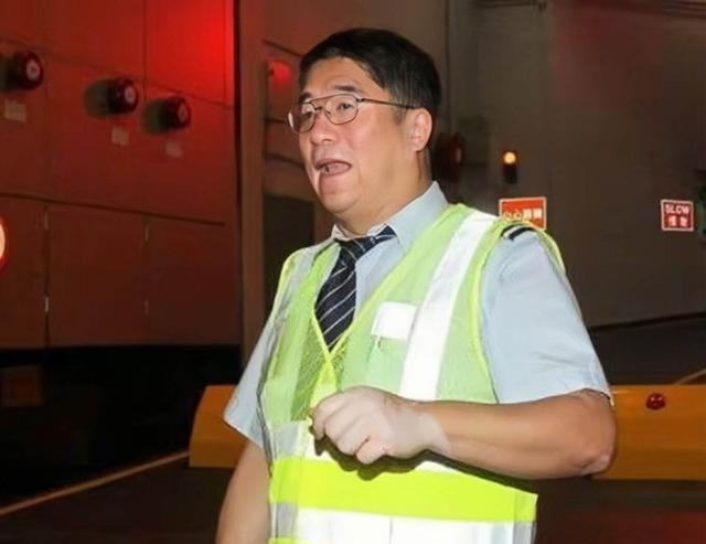 香港知名男星转行做保安谋生,身材胖到不敢认,拍风月片一脱成名|香港|娱乐圈_新浪新闻