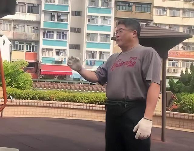 香港知名男星转行做保安谋生,身材胖到不敢认,拍风月片一脱成名