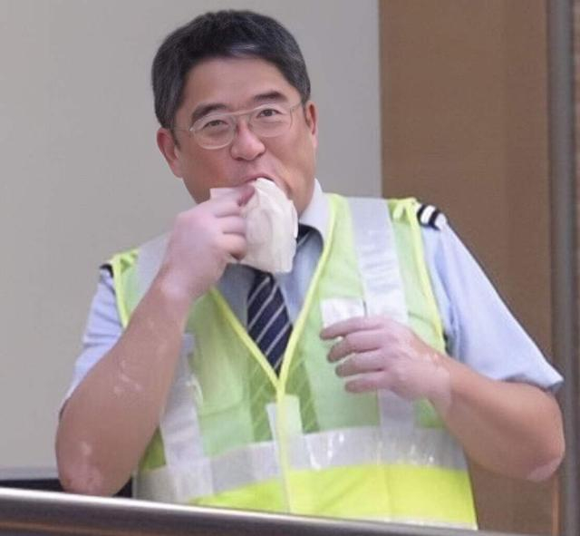 香港知名男星转行做保安谋生,身材胖到不敢认,拍风月片一脱成名