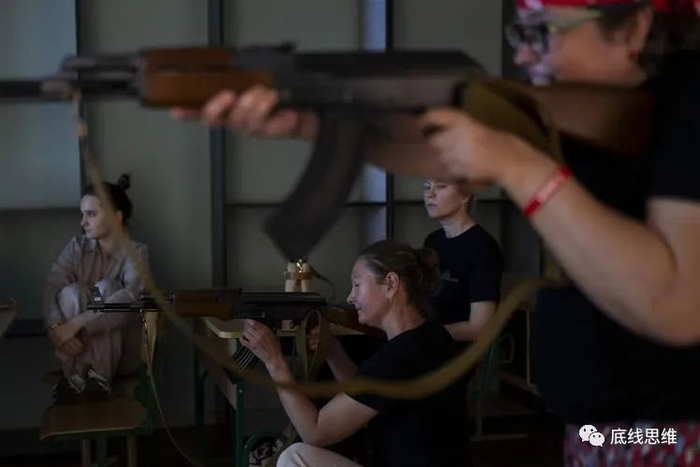 平民接受军事培训 图自AP