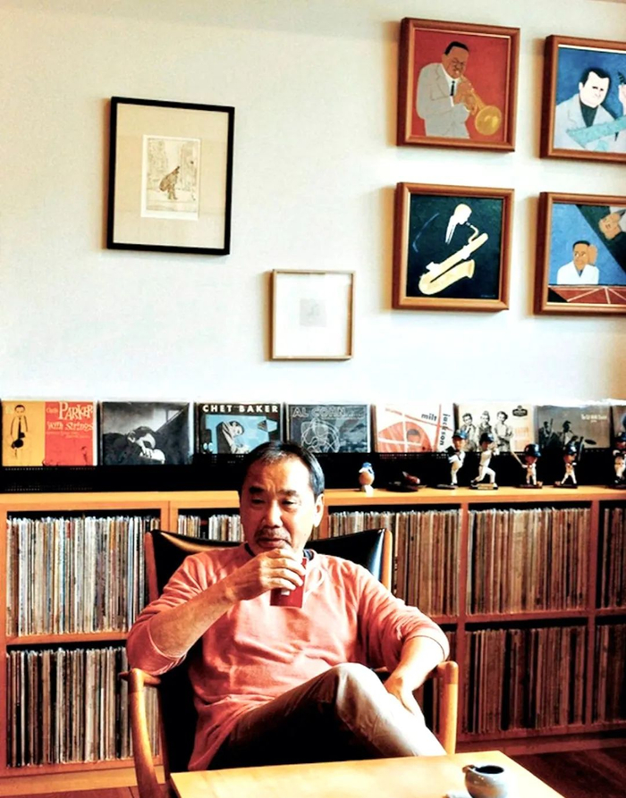 村上春树和他的黑胶收藏。（图/网页截图）