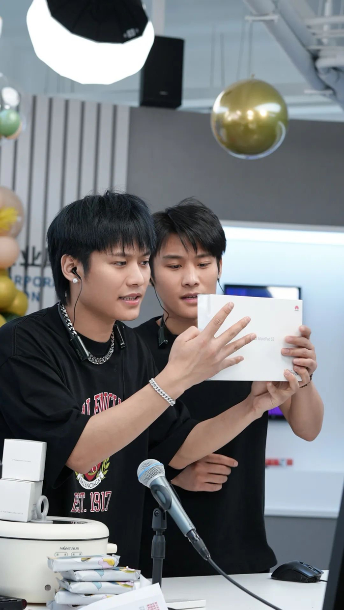 自有品牌破一千万单后,小杨哥瞄准了"美瞳"|直播|带货|主播_新浪新闻