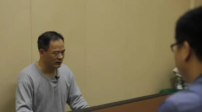 叶某在接受审查调查。/梅州市纪委监委网站