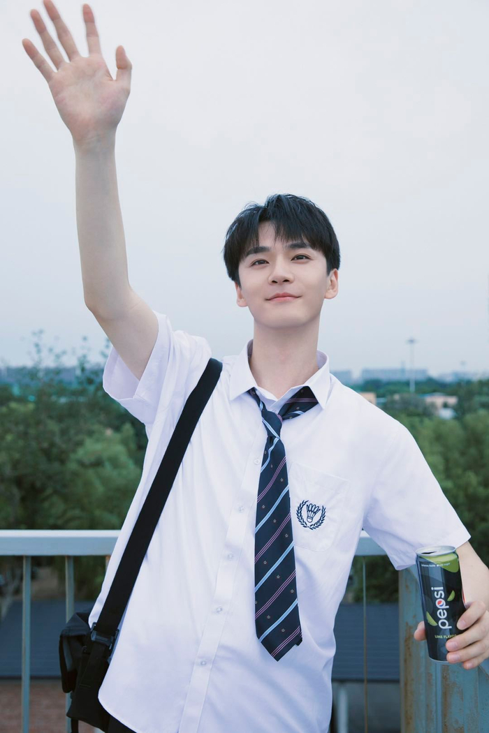 谁能拒绝穿白色校服衬衫的清爽大男孩儿啊!