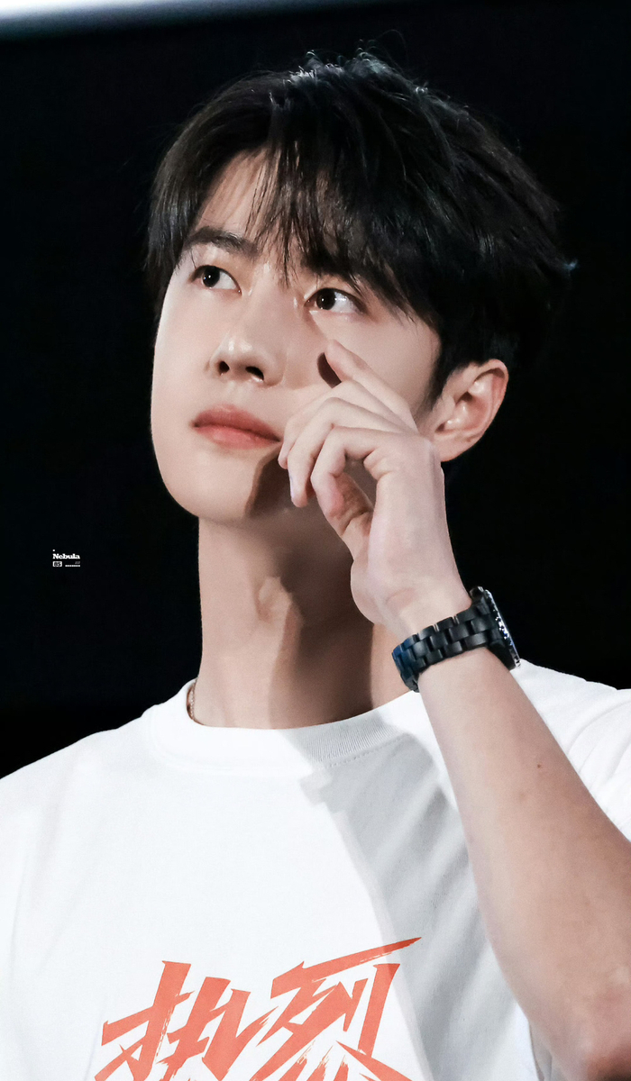 王一博眼睛有多大取决于他想睁多大|王一博_新浪新闻