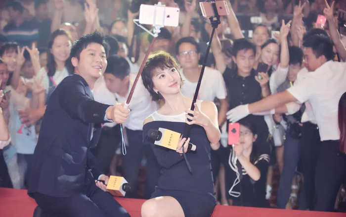 ▲2017年9月2日，南昌，泰禾南昌院子品牌发布盛典。 景甜、李晨玩自拍。图源/视觉中国