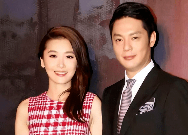 傅程鹏与二婚妻子周丽淇的感情确实很好,两人婚后还专门改名为傅浤鸣