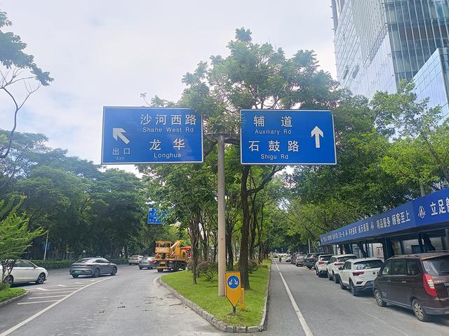 8月9日,有网友反映南山区留仙大道辅路路牌有掉落风险,存在安