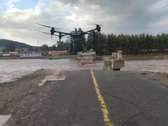 通信无人机起飞，准备抢修通信线路。 中国移动供图