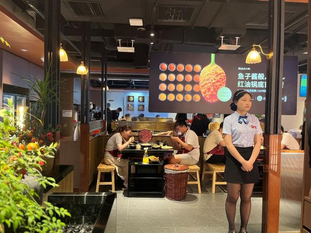 ▲市民在上海第五家直营店就餐，餐厅供图