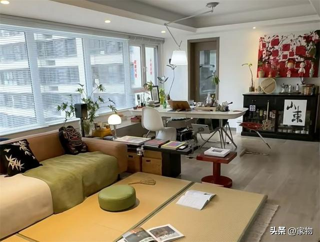 他坚持去客厅化装修沙发前不放茶几铺地垫不考虑招待客人