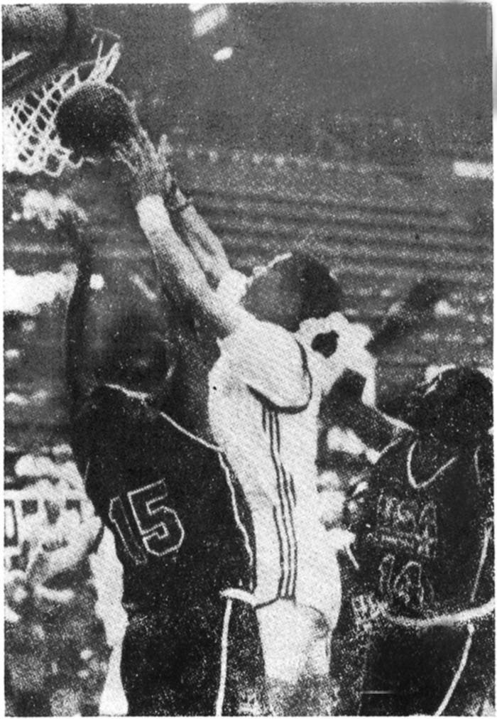 1993年，在第17届世界大学生运动会上，中国女篮获得冠军。图为中国女篮中锋郑海霞投篮。刘宇摄