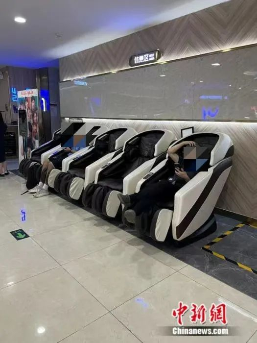北京一家商场中的共享按摩椅。张钰惠 摄