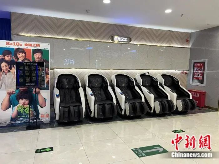 北京一家商场里的共享按摩椅。张钰惠 摄